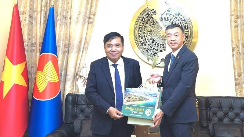 Phó Chủ tịch Thường trực Ủy ban nhân dân tỉnh Quảng Bình Đoàn Ngọc Lâm (bên trái) tặng quà cho Đại sứ Việt Nam tại Cộng hòa Séc. pct-tt-doan-ngoc-lam-tang-qua-cho-dai-su-vn-tai-cong-hoa-sec.jpg