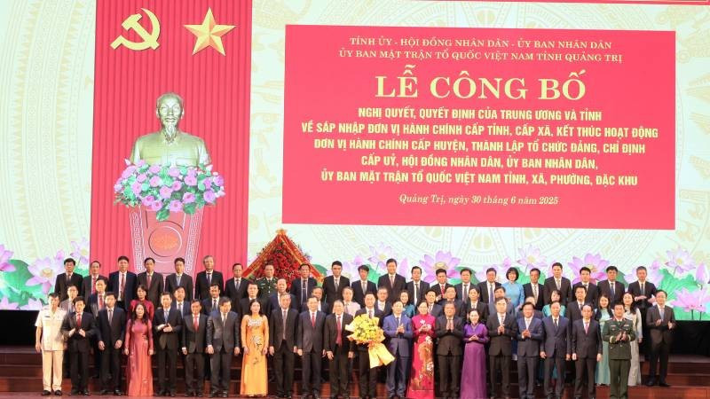 Đồng chí Trần Hồng Hà tặng hoa chúc mừng các đồng chí trong Ban Chấp hành Đảng bộ tỉnh Quảng Trị nhiệm kỳ 2020–2025. ban-chap-hanh.jpg