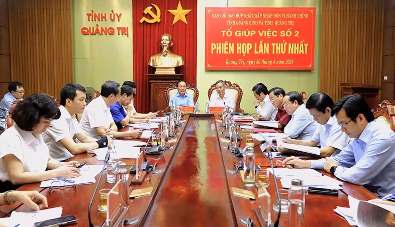 Ban Chỉ đạo hợp nhất, sáp nhập hai tỉnh Quảng Bình và tỉnh Quảng Trị (Tổ giúp việc số 2) họp tại tỉnh Quảng Trị về xây dựng các dự thảo văn kiện cho Đại hội Đảng bộ tỉnh mới.