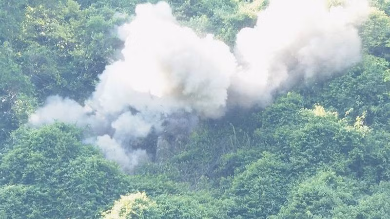 Bộ Chỉ huy Quân sự tỉnh Quảng Bình dùng mìn xử lý khối đá để không ảnh hưởng đến tính mạng, tài sản của nhân dân (Ảnh: Lan Anh)