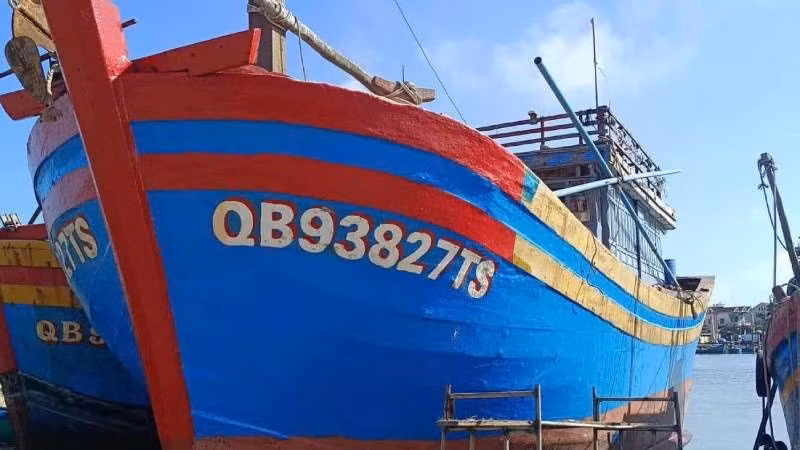 Tàu cá số hiệu QB-93827-TS khi còn trên triền đà sửa chữa trước khi ra khơi.