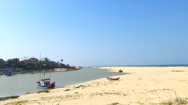 Cửa lạch sông Dinh, xã Nam Trạch, tỉnh Quảng Trị bị bồi lắng nghiêm trọng.