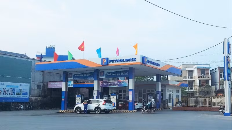 Một cửa hàng bán xăng dầu tại phường Đồng Hới, tỉnh Quảng Trị. (Ảnh minh họa)
