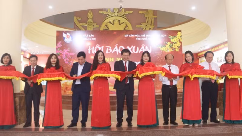 Các đại biểu cắt băng khai mạc Hội báo xuân Bính Ngọ 2026 của tỉnh Quảng Trị.