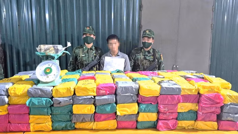 Một đối tượng người Lào vận chuyển ma túy bị bắt và tang vật là lượng ma túy "khủng" nhất từ trước tới nay ở phía bắc tỉnh Quảng Trị.