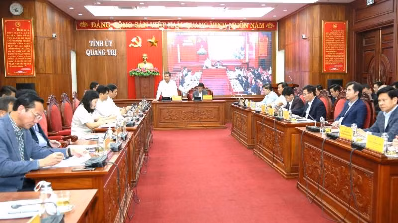 Các đại biểu dự hội nghị tại điểm cầu trung tâm trụ sở Tỉnh ủy Quảng Trị.