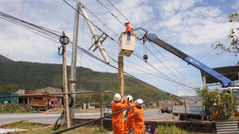 Tập trung khôi phục lưới điện cho xã Phú Trạch và Khu kinh tế Hòn La.