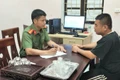 Công an làm việc với anh L.T.S. về thông tin sai sự thật anh này đăng tải trên Facebook cá nhân. (Ảnh: Công an Nghệ An)
