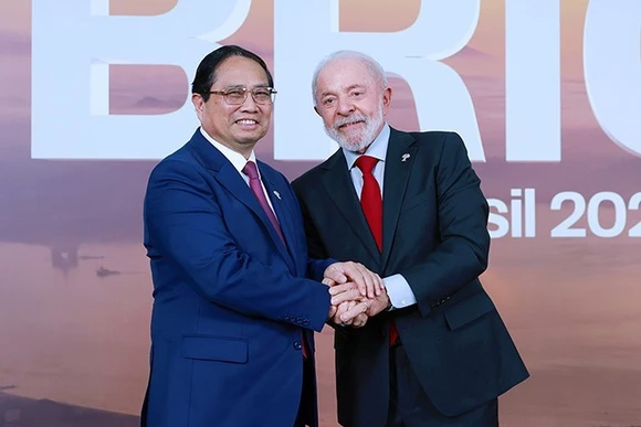 Tổng thống Cộng hòa Liên bang Brazil Lula da Silva đón Thủ tướng Phạm Minh Chính tham dự Hội nghị Thượng đỉnh BRICS mở rộng năm 2025. (Ảnh: TTXVN)