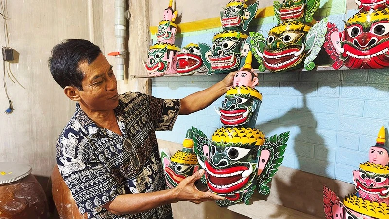 Nghệ nhân Kim Mạnh: Giữ lửa nghề làm mão, mặt nạ truyền thống của đồng bào Khmer