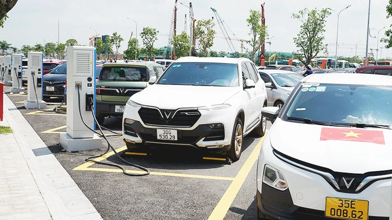 Biến động giá xăng dầu thúc đẩy xu hướng xe điện tại Việt Nam