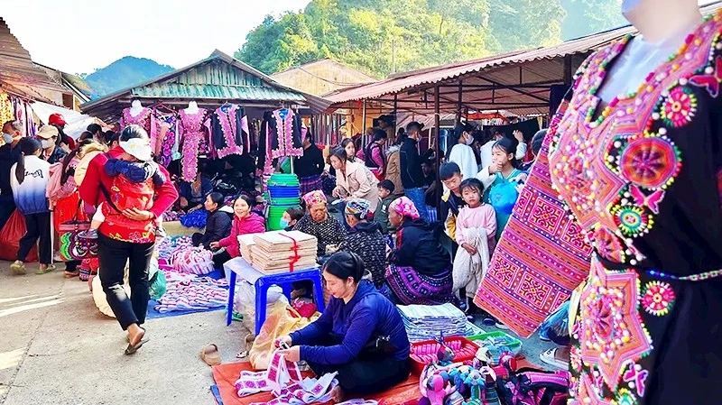 Chợ Phiên Pà Cò: Sắc Màu Văn Hóa H'Mông Giữa Núi Rừng Tây Bắc