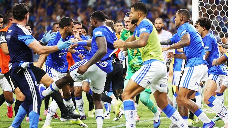 Kỷ lục 23 thẻ đỏ trong trận chung kết Campeonato Mineiro gây chấn động Brazil
