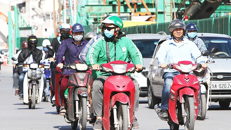Mặt trái của nghề xe ôm công nghệ: 'Cái bẫy' thu nhập tức thời và hệ lụy kinh tế