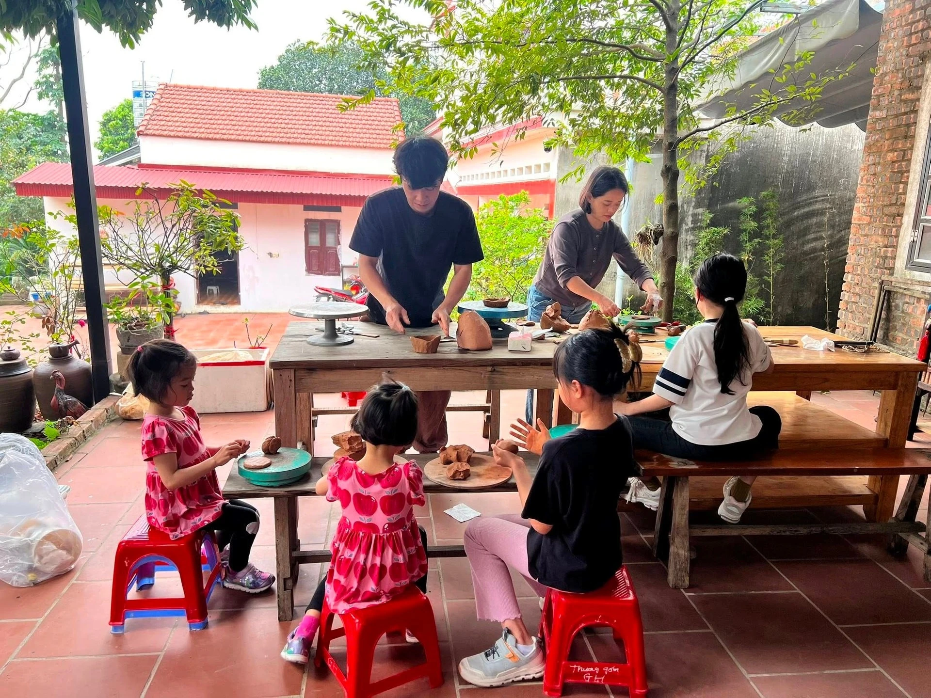 Trải nghiệm làm gốm và thêu thủ công: Hành trình tìm về giá trị truyền thống