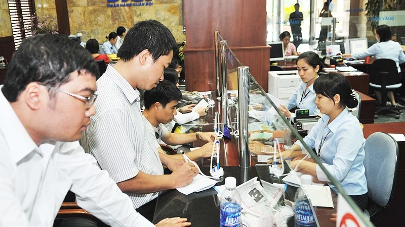 Lãi suất hạ nhiệt nhưng ngân hàng thận trọng trước áp lực thanh khoản và rủi ro