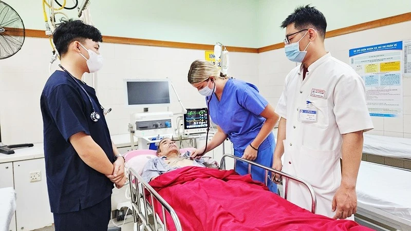 Sinh viên y khoa quốc tế đổ về Việt Nam học nghề từ 'lớp học sống' lâm sàng