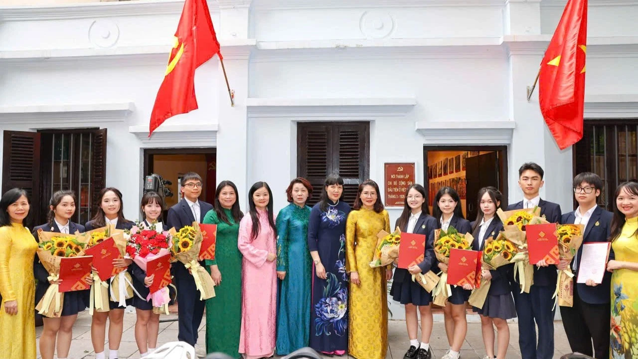 Trường Việt Đức kết nạp Đảng cho 9 học sinh ưu tú năm thứ ba liên tiếp