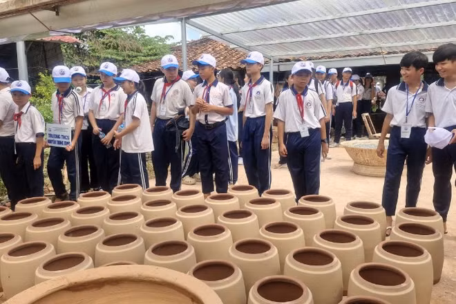 Học sinh trải nghiệm ở làng gốm 160 tuổi.