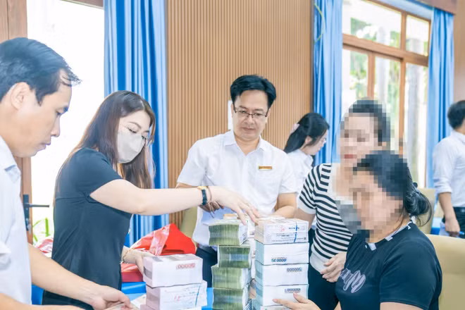 Một hộ dân nhận tiền đền bù tại dự án. (Ảnh: Phường Phú Mỹ cung cấp)