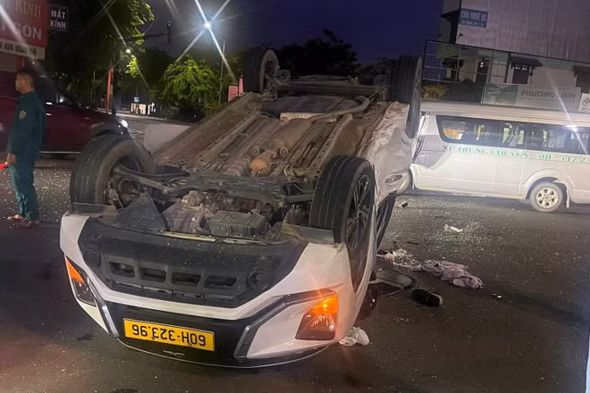 Hiện trường vụ tai nạn khiến xe lật giữa ngã tư. (Ảnh: CTV)