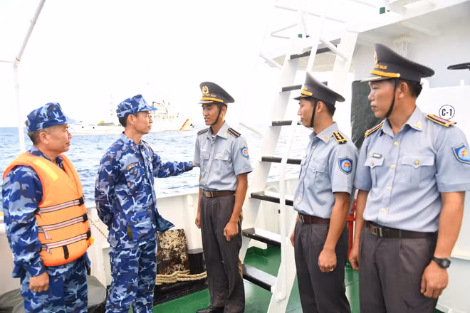 Đại tá Lê Văn Tú thăm hỏi, động viên cán bộ, kiểm ngư viên Tàu KN 411.