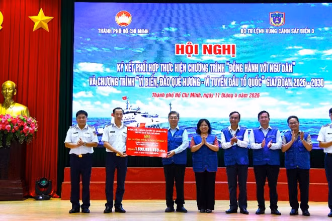 Đoàn công tác Thành phố Hồ Chí Minh trao tặng các công trình, phần việc hỗ trợ đời sống cán bộ, chiến sĩ, tiêu biểu như công trình “Vườn rau công nghệ cao” cùng nhiều hạng mục phục vụ sinh hoạt.