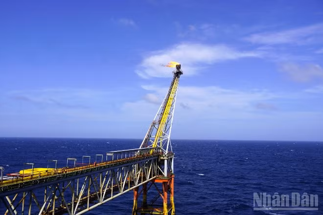 Đuốc dầu khí rực cháy trên giàn khai thác của Vietsovpetro.