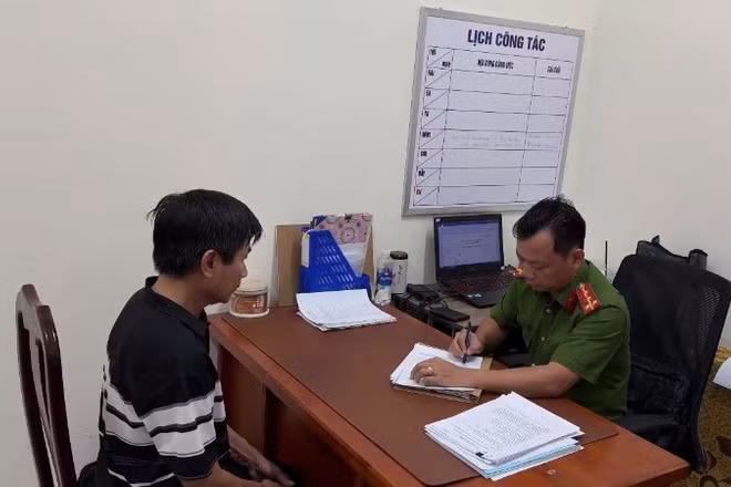 Ông Nguyễn Duy Tấn làm việc với cơ quan Công an sau khi đánh người giao hàng và bị người dân quay clip, đưa trên mạng xã hội. 