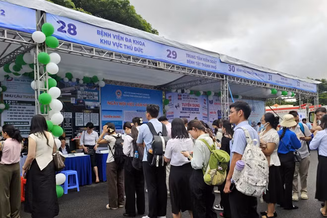 Ngày hội việc làm ngành y tế Thành phố Hồ Chí Minh tại xã Long Điền. (Ảnh: LÊ ĐÌNH THÌN)