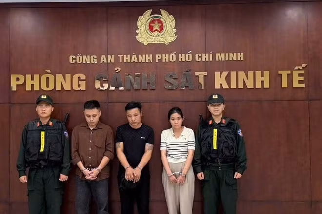 Ba bị can Đặng Tuấn Vũ (áo nâu), Mai Quý Dương (áo đen) và Lê Ngọc Anh.