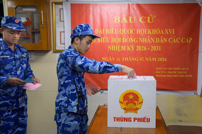 Cử tri Tàu CSB 6008 đi bỏ phiếu bầu cử. 