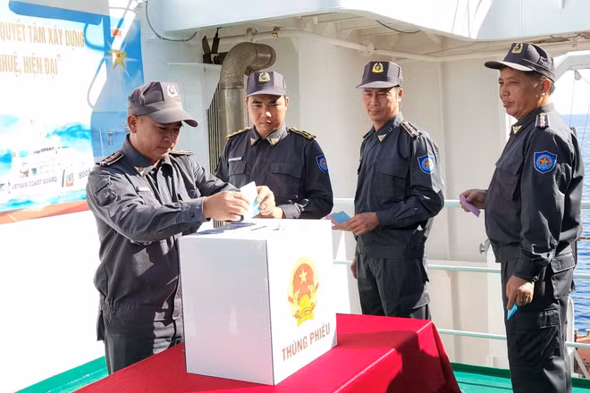 Kiểm ngư viên đi bầu cử trên vùng biển chủ quyền thiêng liêng của Tổ quốc.