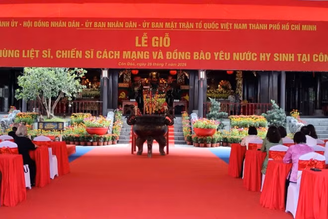 Quang cảnh lễ giỗ các Anh hùng liệt sĩ, chiến sĩ cách mạng và đồng bào yêu nước hy sinh tại Côn Đảo, được tổ chức sáng 26/7.