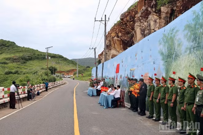 Một góc bức bích họa tại Côn Đảo trong ngày khánh thành. (Ảnh: Lê Đình Thìn)