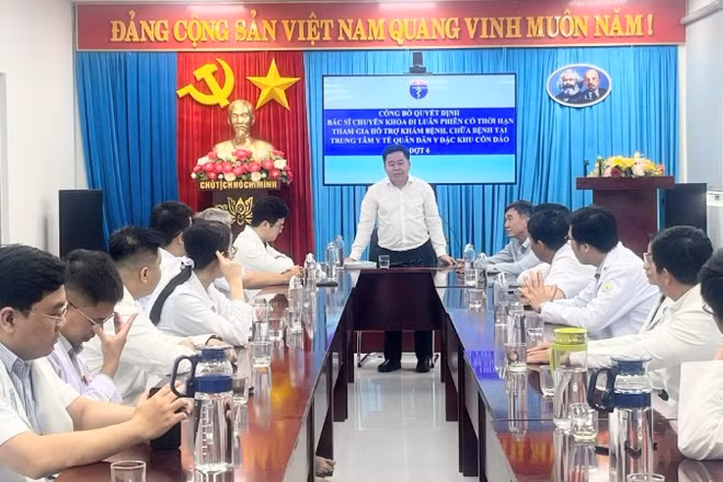 Lãnh đạo Sở Y tế Thành phố Hồ Chí Minh trong một lần làm việc, giao nhiệm vụ với các bác sĩ từ trung tâm ra luân phiên làm việc tại Côn Đảo. 