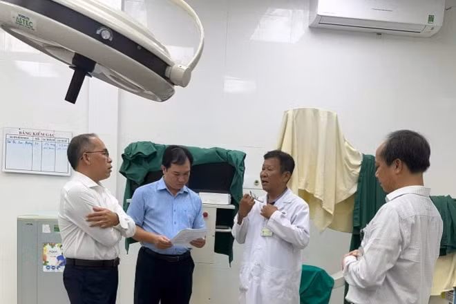 Các bác sĩ khảo sát cơ sở, vật chất khám chữa bệnh tại Trung tâm y tế khu vực Hồ Tràm. 