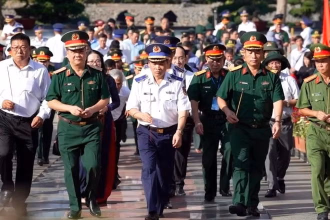 Đoàn công tác Cảnh sát biển Việt Nam dâng hương tại Nghĩa trang Hàng Dương. (Ảnh: Vùng Cảnh sát biển 3 cung cấp)