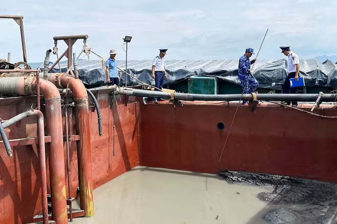 Cát chở trên sà lan không có giấy tờ chứng minh nguồn gốc. (Ảnh: Cảnh sát biển cung cấp)