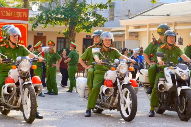 Công an phường Vũng Tàu ra quân giữ gìn trật tự đô thị công cộng sáng ngày 1/4.
