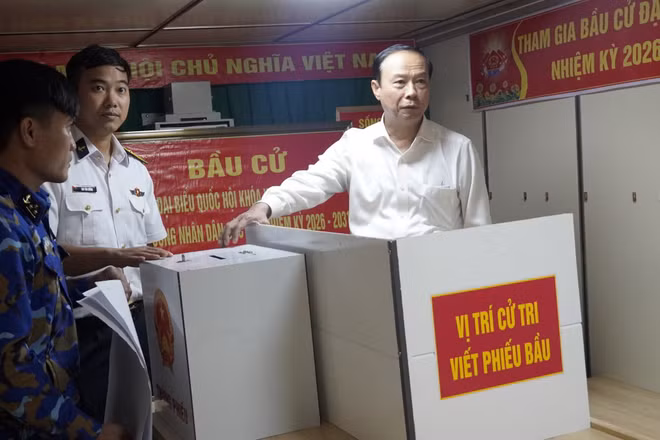 Phó Chủ tịch thường trực Hội đồng nhân dân Thành phố Hồ Chí Minh kiểm tra phòng bầu cử trên tàu Trường Sa 04.
