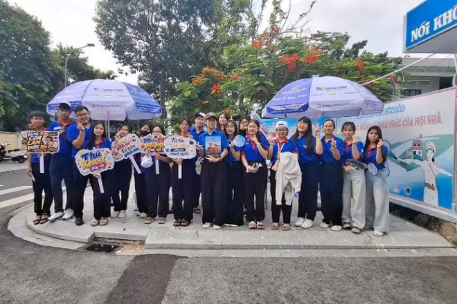 Tình nguyện viên trước cổng Trường trung học phổ thông Võ Thị Sáu, Côn Đảo để động viên và hỗ trợ thí sinh. 