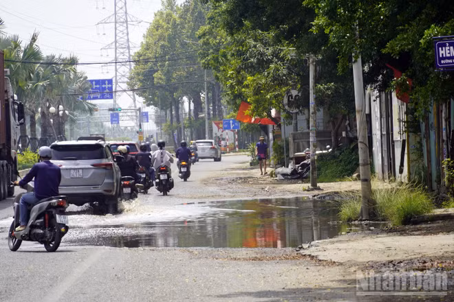 Quốc lộ 51 đoạn qua phường Phước Thắng hướng từ Bà Rịa đi Vũng Tàu (tức đường Võ Nguyên Giáp) còn ngập nước vào trưa 8/10. (Ảnh: LÊ ĐÌNH THÌN)