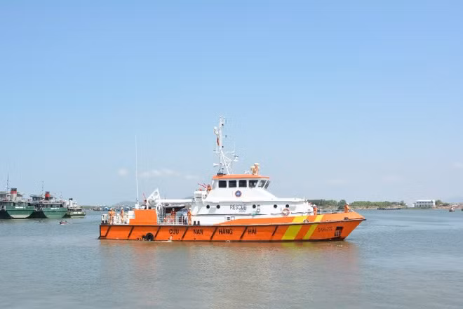 Tàu SAR 272 đang vào đất liền để đưa thủy thủ nước ngoài về bờ cấp cứu.