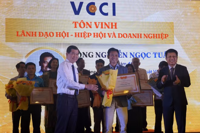 Tặng Bằng khen của VCCI cho doanh nghiệp ở Đồng Nai và các tỉnh, thành phố trong khu vực đã có thành tích xuất sắc trong sản xuất, kinh doanh, chấp hành pháp luật, có những hoạt động vì cộng đồng.