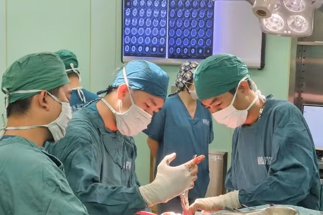 Các bác sĩ phẫu thuật ca chấn thương sọ não, kịp thời cứu sống người bị tai nạn giao thông.