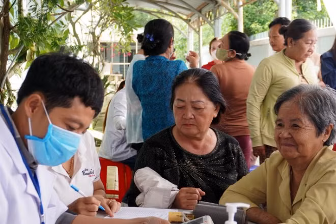 Chương trình chung tay vì cộng đồng tổ chức khám sức khỏe cho người dân xã Long Sơn, Thành phố Hồ Chí Minh. 