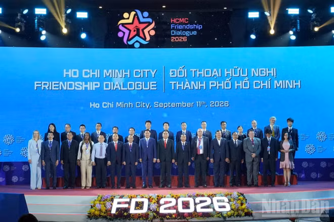 Các đại biểu chụp hình lưu niệm khi kết thúc hai phiên thảo luận. (Ảnh: Ban tổ chức cung cấp)