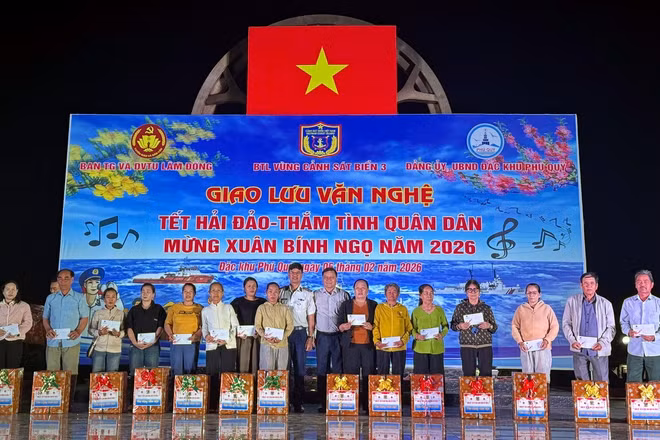 Đại tá Cao Xuân Quận tặng quà tết cho các gia đình chính sách, khó khăn ở Đặc khu Phú Quý.