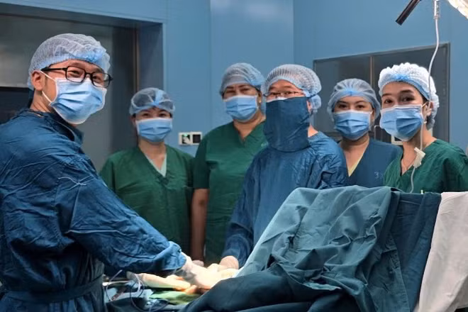 Ê-kíp bác sĩ phẫu thuật chuyên sâu cứu bàn tay người đàn ông bị cá chình cắn. 